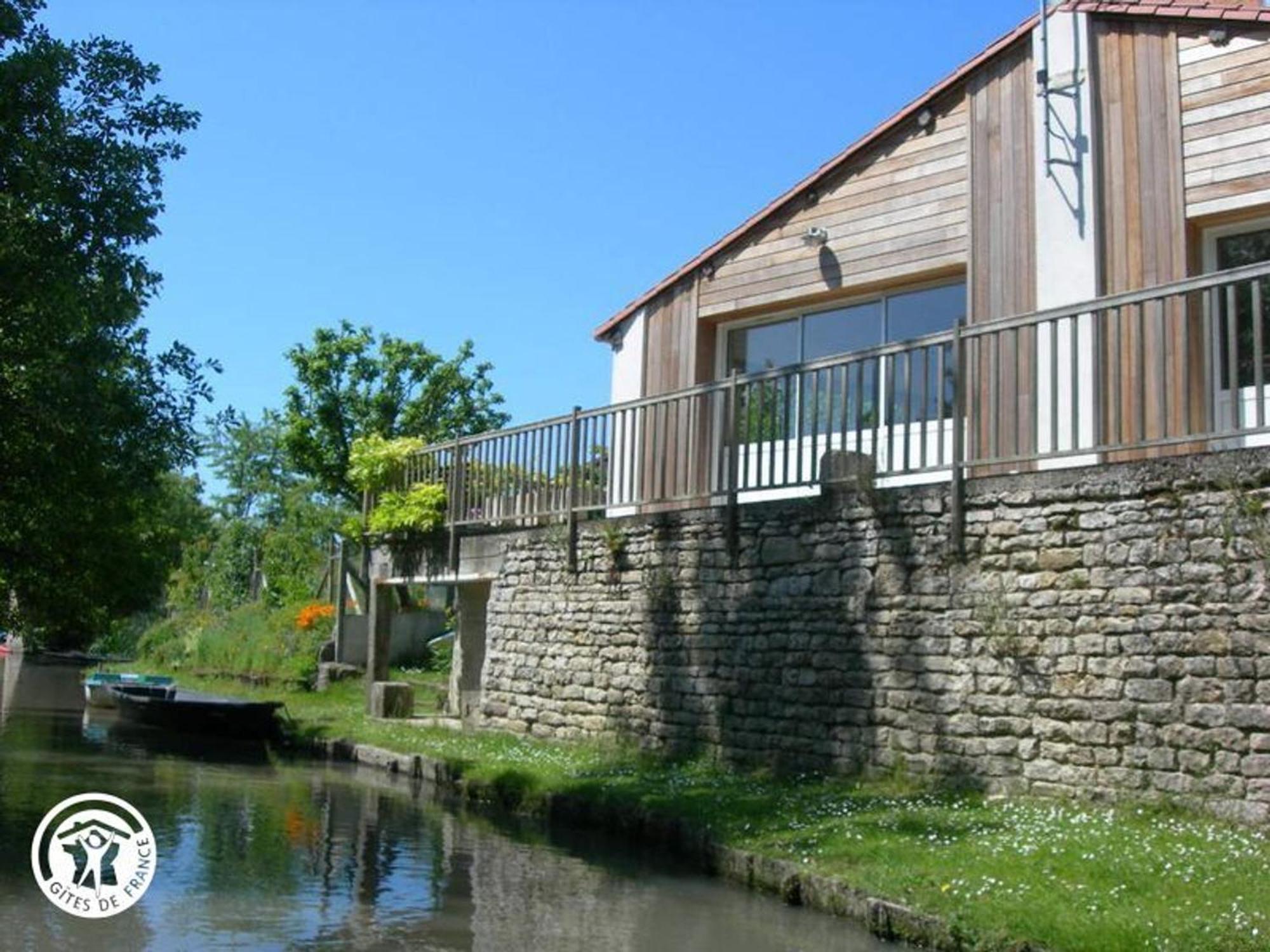 Gite Charmant Au Bord De L'Eau Avec Canoes, Terrasse Et Jardin A Damvix, Au Coeur Du Marais Poitevin. - Fr-1-426-354ヴィラ エクステリア 写真